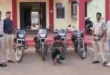 चोरी की बाइक पर गर्लफ्रेंड संग घूम रहा युवक, ग्रामीणों ने पकड़ा, आरोपी फरार